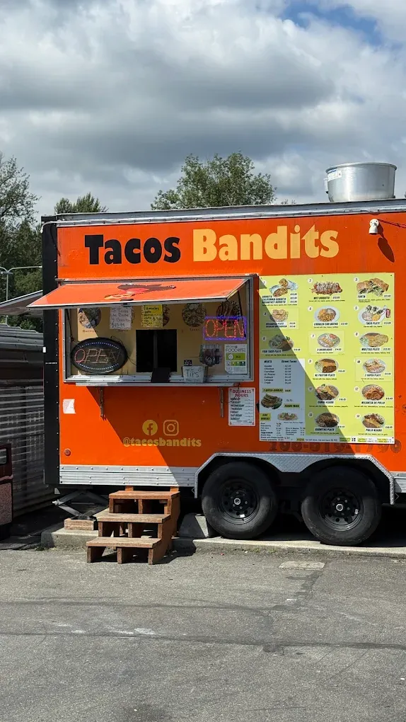 The Tacos Bandits truck parked at the 76 station